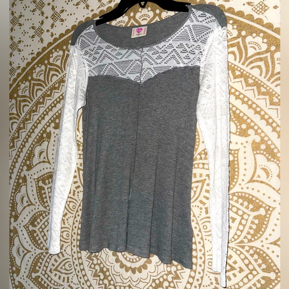 ✨HP✨ GIRLS ADORABLE GREY & WHITE LACE TOP BY “H.I.P.” MADE IN THE USA, SIZE MED - Picture 2 of 6